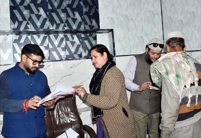 DC-Rajouri-conducts-surprise-inspection-of-PDD-Office